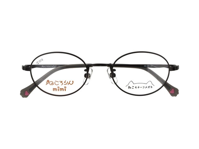 シックなブラック×ねこモチーフの愛らしい1本。丸みのあるシェイプに遊び心のあるデザインが加わり、さりげなく個性を演出します。毛並みを思わせるカラー展開や、取り替え可能な“ねこ手”など、細部まで楽しめる工夫が魅力。大人でも取り入れやすい、かわいさと上品さのバランスが絶妙なメガネです。