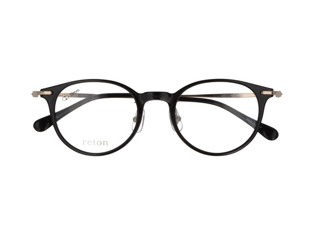 落ち着いたグレーカラーが洗練された雰囲気を引き立てるメガネ。透明感のある艶やかなトロガミド素材と、繊細な彫金テンプルが上品な印象を演出します。日本製ならではの軽さと快適なかけ心地で、オンでもオフでも使いやすいデザイン。都会的でクラシックな佇まいが、大人のスタイルに自然と寄り添います。