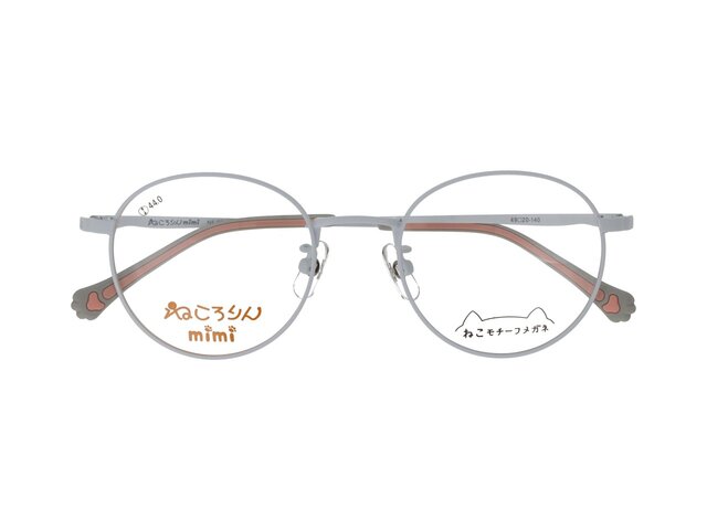 やさしいホワイトがやわらかな印象を添えるメガネ。丸みのあるシェイプに、さりげない“ねこモチーフ”を散りばめた遊び心あふれるデザインです。軽やかなメタルフレームは日常に取り入れやすく、取り替え可能なねこ手パーツなど細部まで楽しめる工夫が満載。かわいさと上品さを両立した、気分がふわっと上がるメガネです。