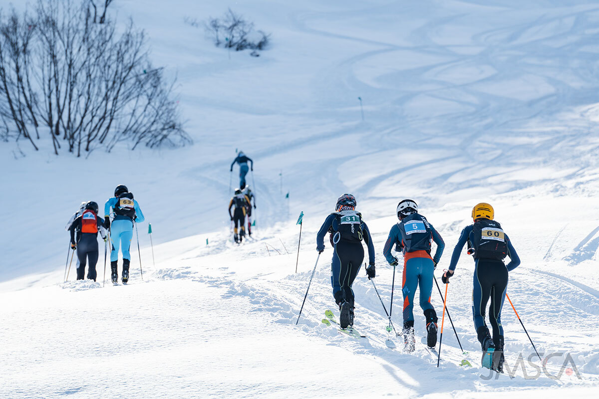 雪山を、スキーで登る・スキーを担いで上る・スキーで滑る。注目の雪上競技「SKIMO（スキーモ）」とは？