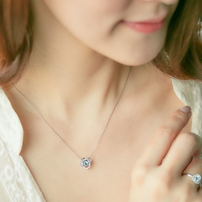 ４℃のネックレスを着けた女性