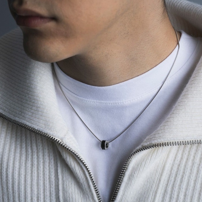 ４℃ HOMME+（オムプラス）のご褒美シルバーネックレスを身に着ける男性
