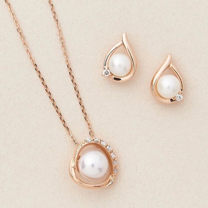 ４℃のパールピアスとネックレス