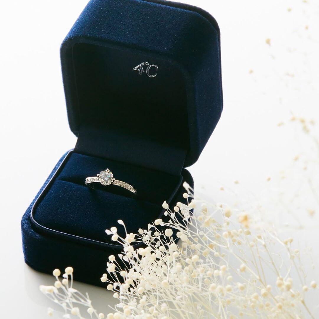 ケースに入った４℃の婚約指輪