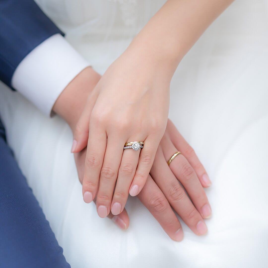 ４℃の婚約指輪と結婚指輪を身に着けた夫婦