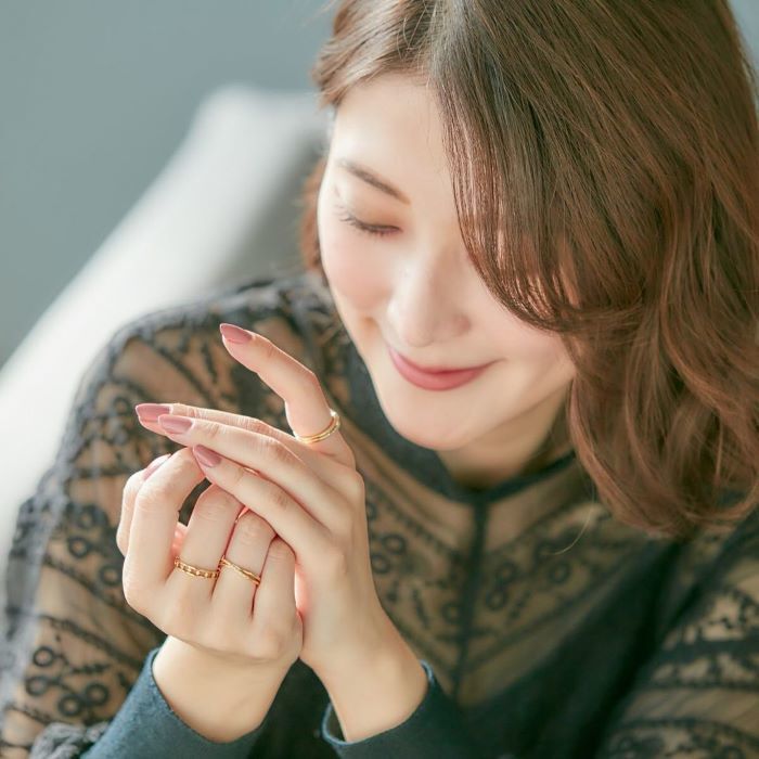 ４℃のリングとブラックのレーストップス