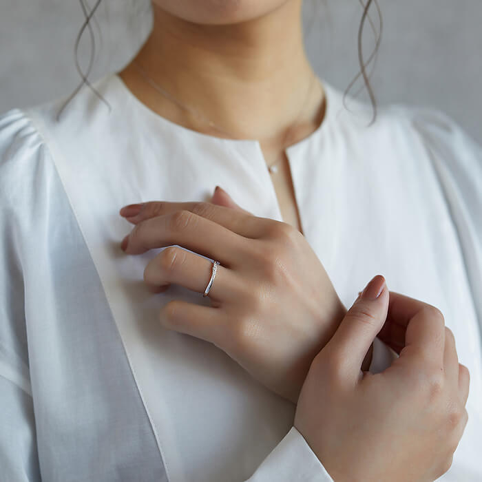 女性の手元に光る４℃のダイヤモンドリング