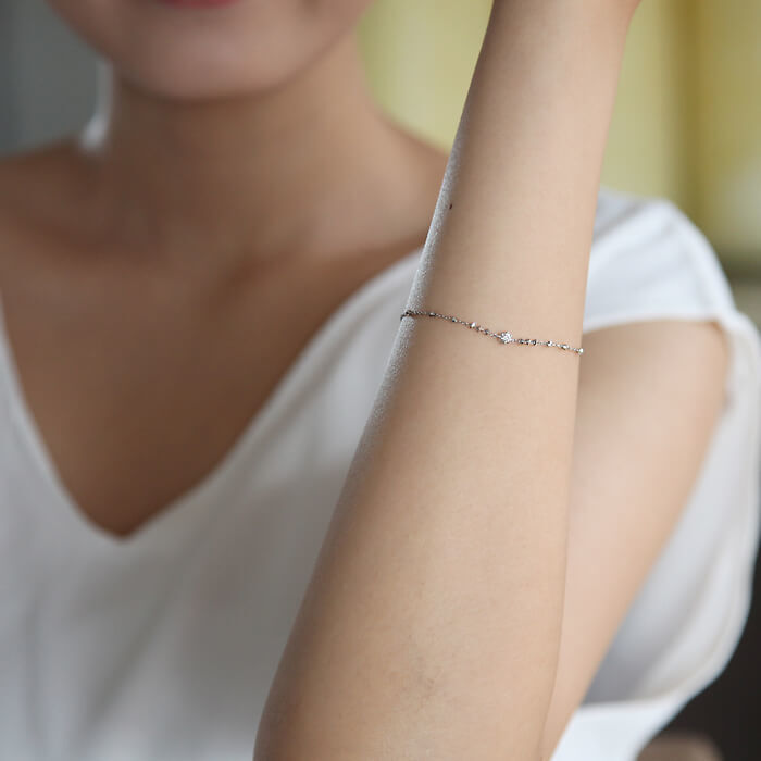 女性の手首に光る４℃のブレスレット