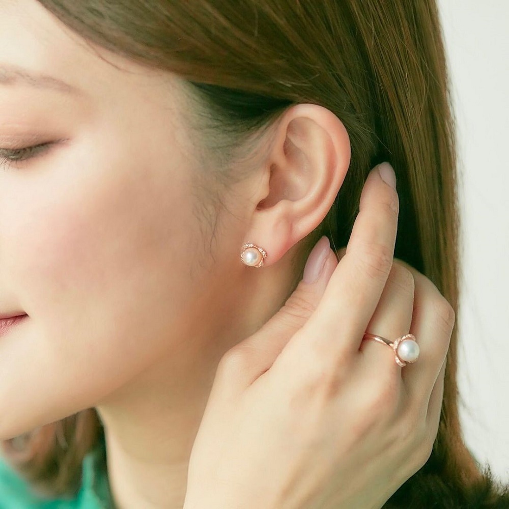 ４℃のご褒美パールピアスとリングを身に着ける女性