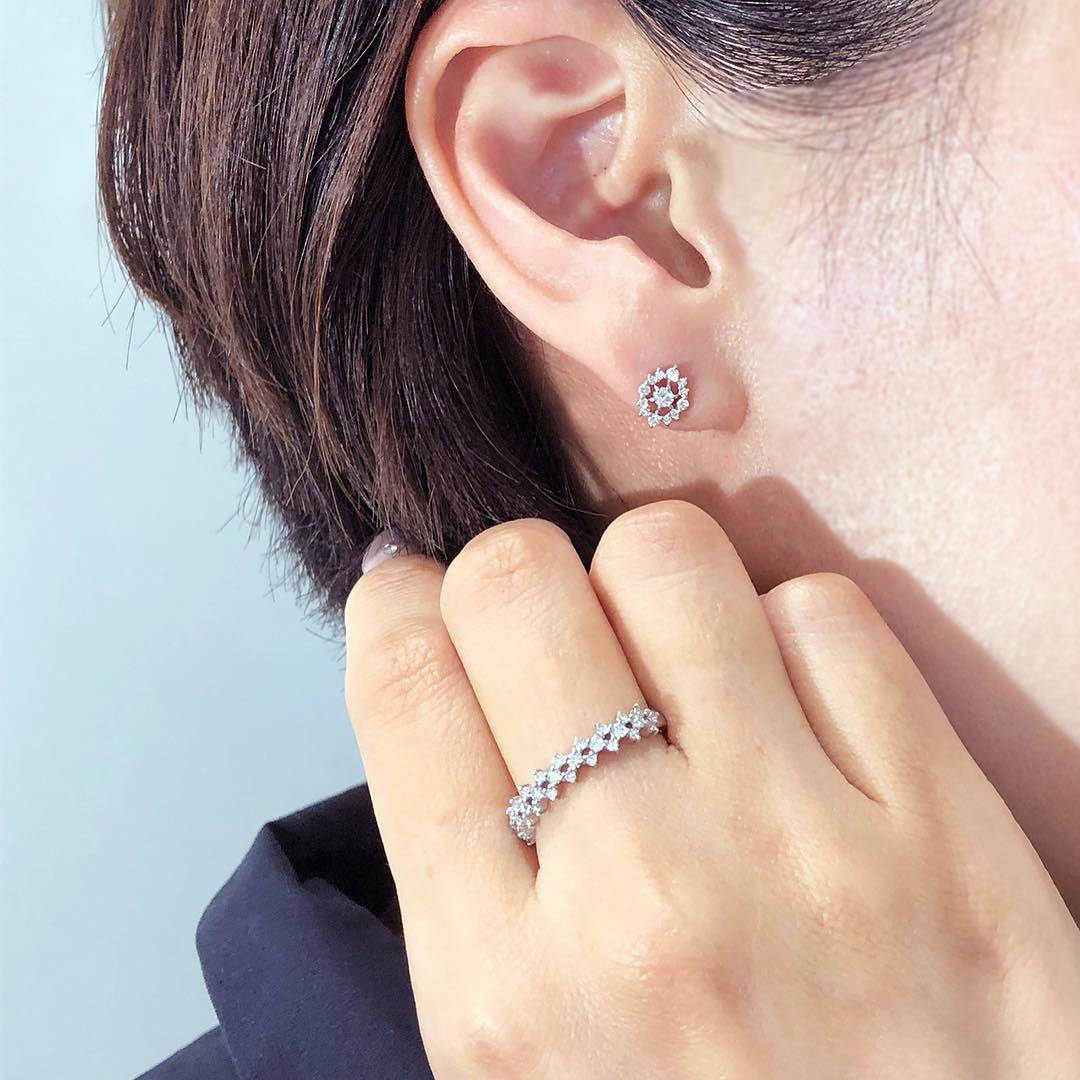 ４℃の華やかなプラチナダイヤモンドピアス
