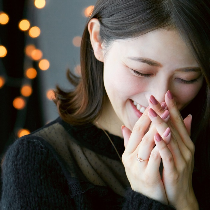 ４℃の指輪をする女性