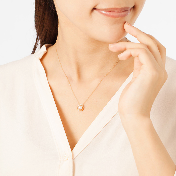 ４℃のネックレスを身に着けた女性