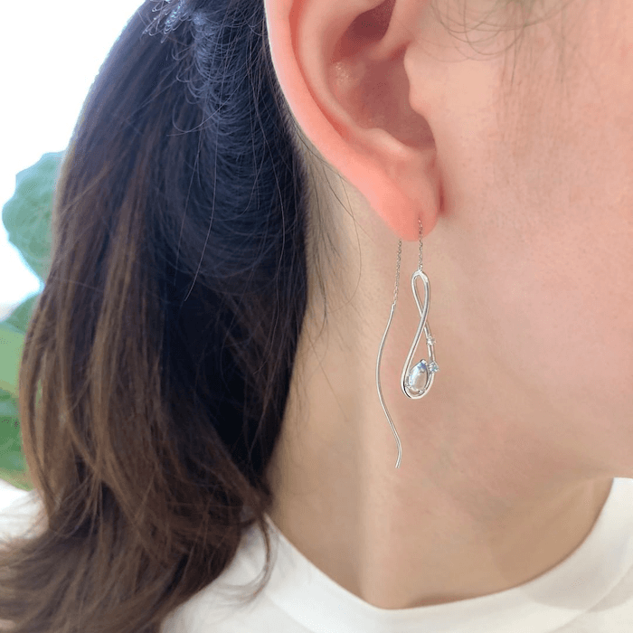 ４℃のピアスを着けた女性