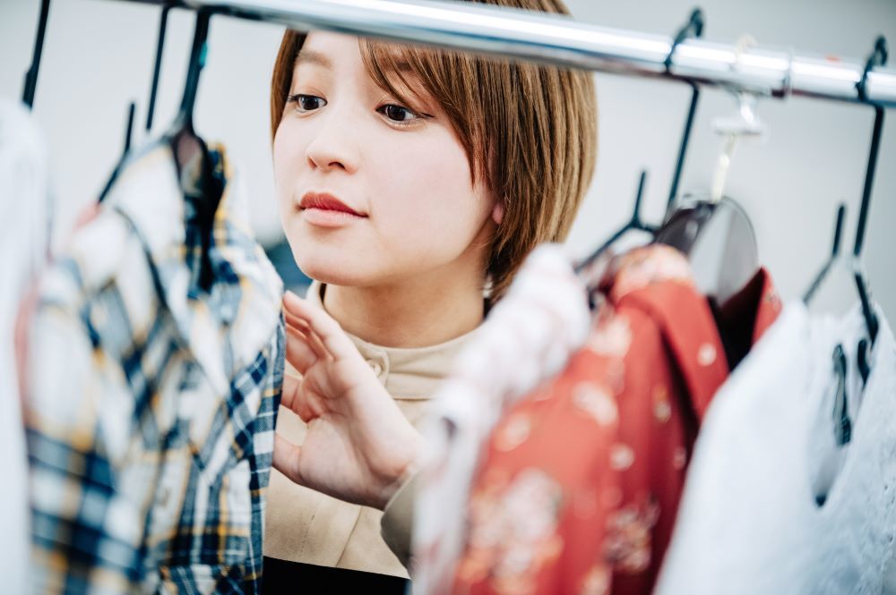 服を選ぶ女性