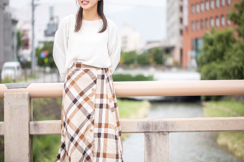 切り替えチェックのスカートを履いた女性