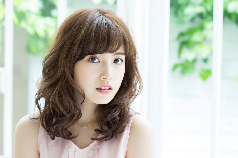 ウェーブヘアの女性