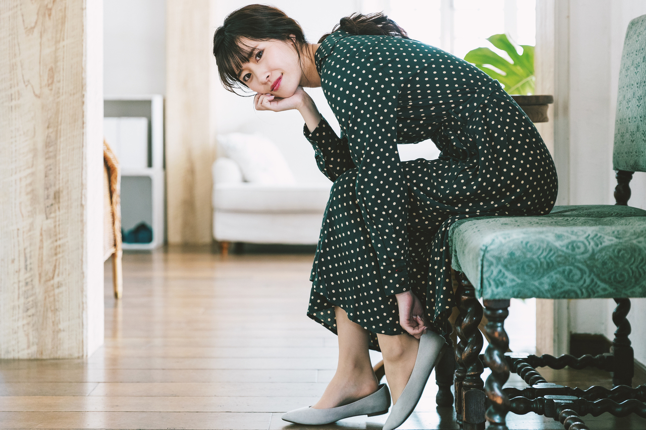 ドット柄ワンピースを着た女性