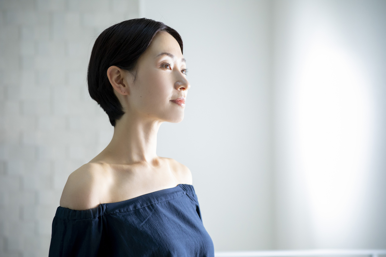 ストレートショートヘアの女性