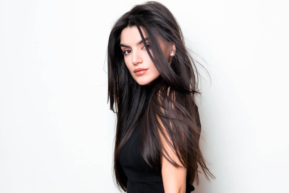 黒髪ロングストレートの女性