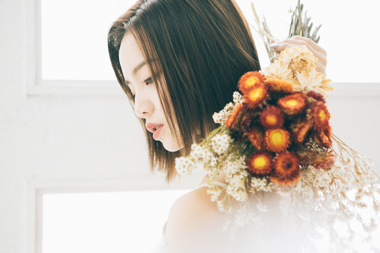 花束を持った女性