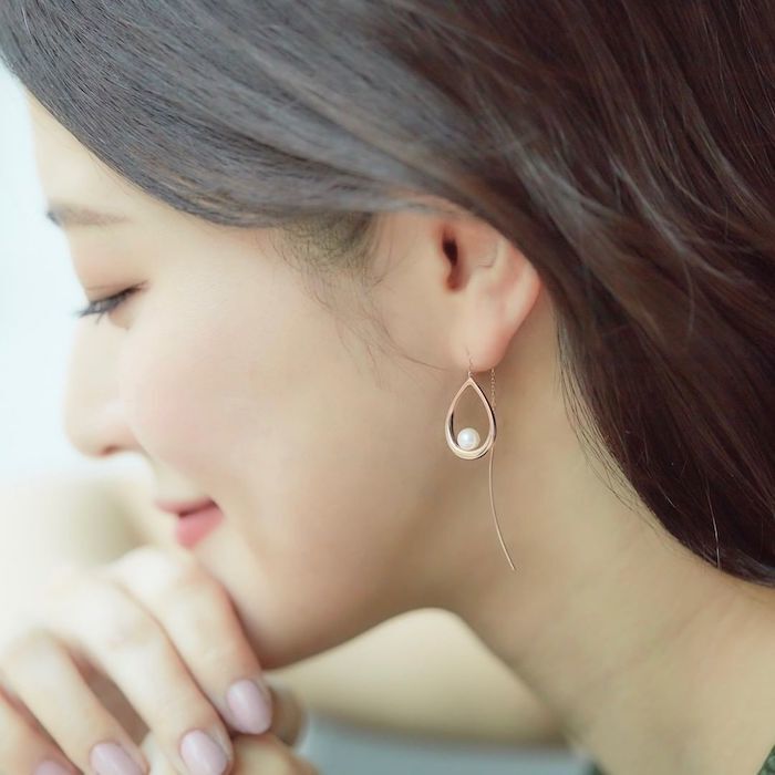 ４℃のピアスを着けた女性
