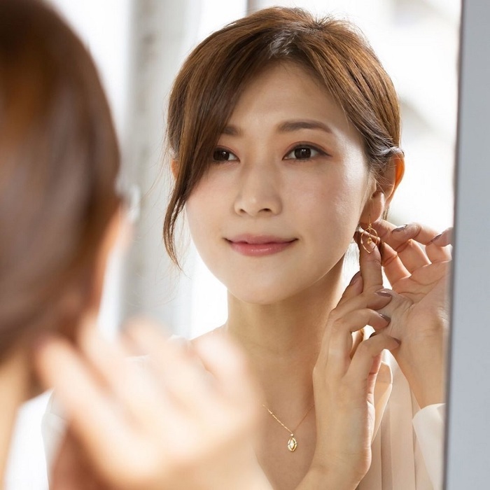 ４℃のピアスをする女性