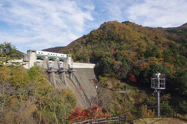 毎年11月に行われる「大野ダムもみじ祭り」。公園内のもみじの紅葉と錦秋に染まる周囲の山々とともに美山の秋の味覚をお楽しみください。