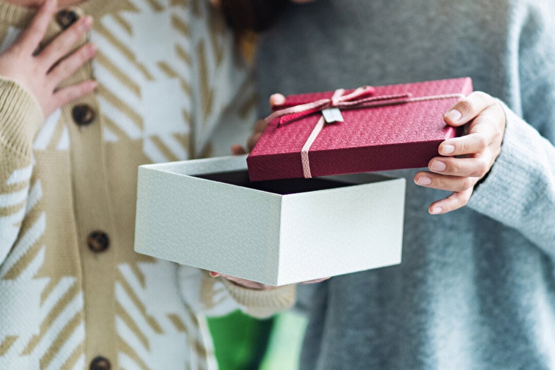 プレゼントにもらって嬉しい小物とは?選び方やおすすめアイテム、人気ブランドを紹介