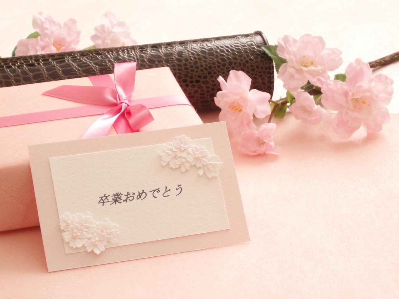 【小学生～大学生】卒業祝いに喜ばれるプレゼント｜相場や選び方も