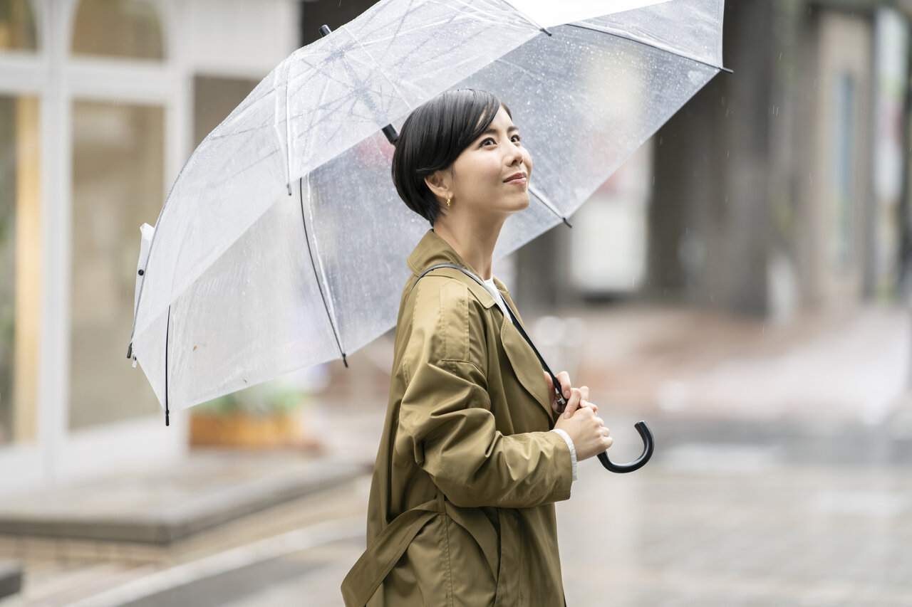雨の日の通勤コーデを快適でおしゃれに！ポイントや男女別コーデをチェック						
