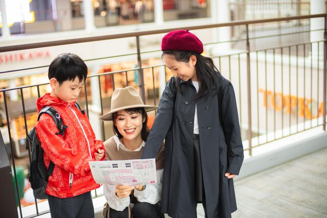 親子ペア アウター パパ ママ ペアルック 秋 冬 マウンテンパーカー ウインドブレーカー 防風 防寒 長袖 男の子 女の子 お揃い 韓国 子供服  子ども服 [Weweia] 親子ペア ド付きプジャケット キッズターコート - 風を通さない高密度縫製 ソフトフ素材 3秒暖感 男女兼用 七五