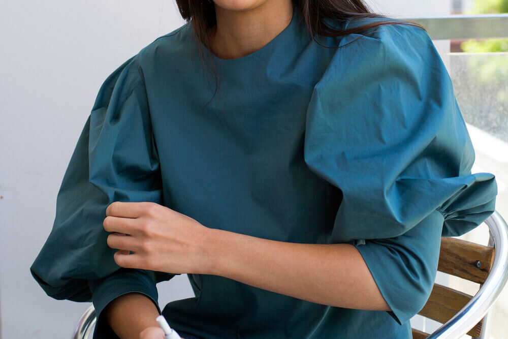パフスリーブの服を着た女性
