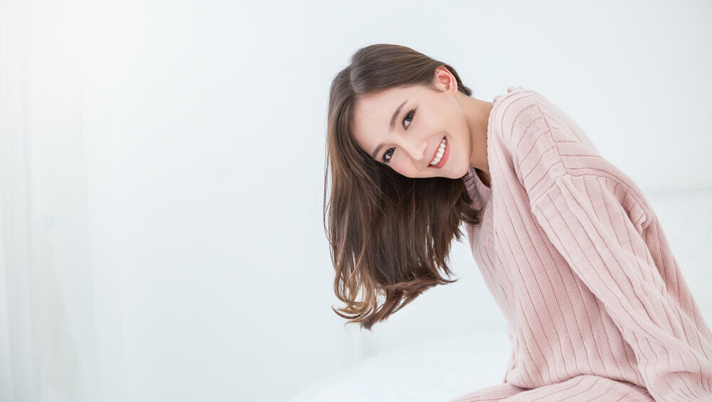 ピンクのニットを着た女性