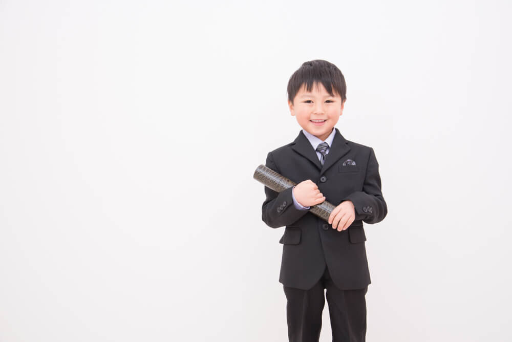フォーマルウェアを着た男の子