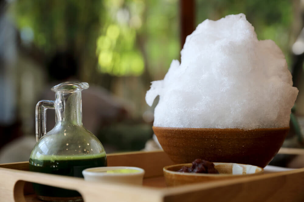 ふわふわのかき氷と抹茶シロップ