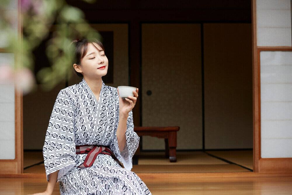 浴衣を着る女性