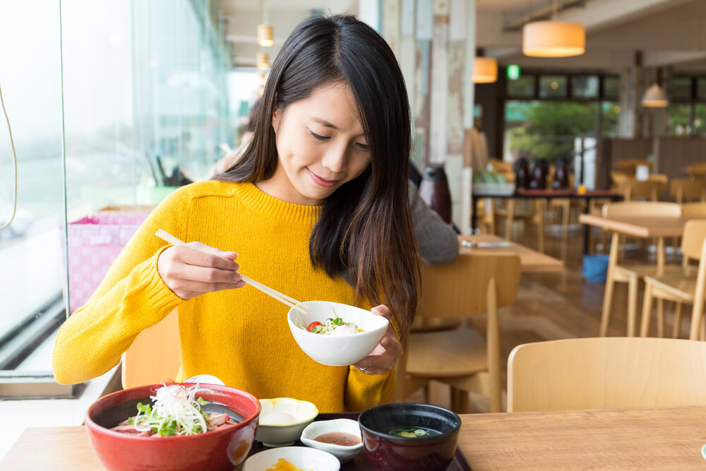 海鮮丼を食べる女性