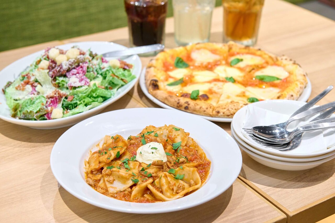カプリチョーザのパスタとピザが並んだテーブル