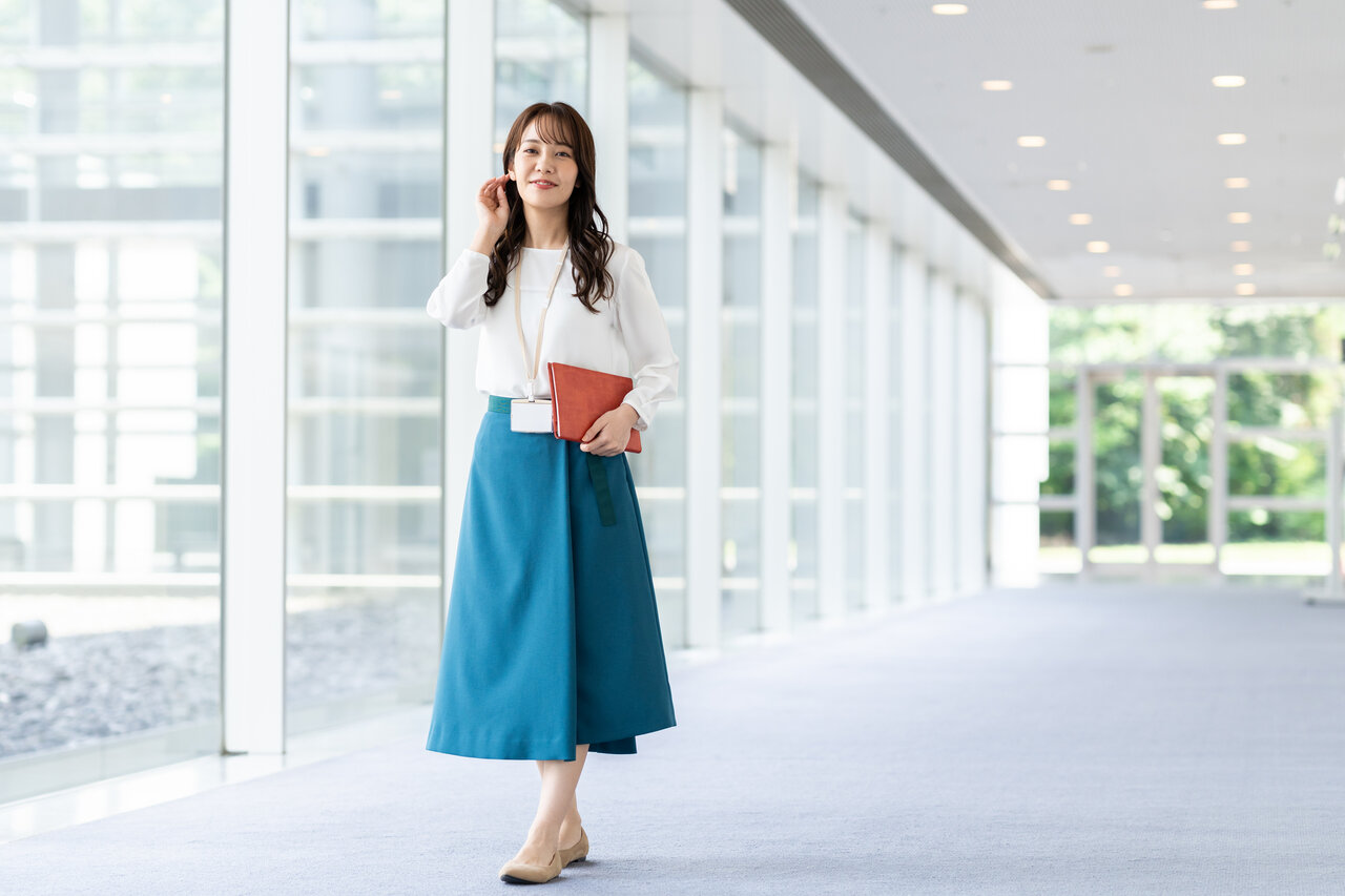 ブラウス×膝下スカートコーデの女性