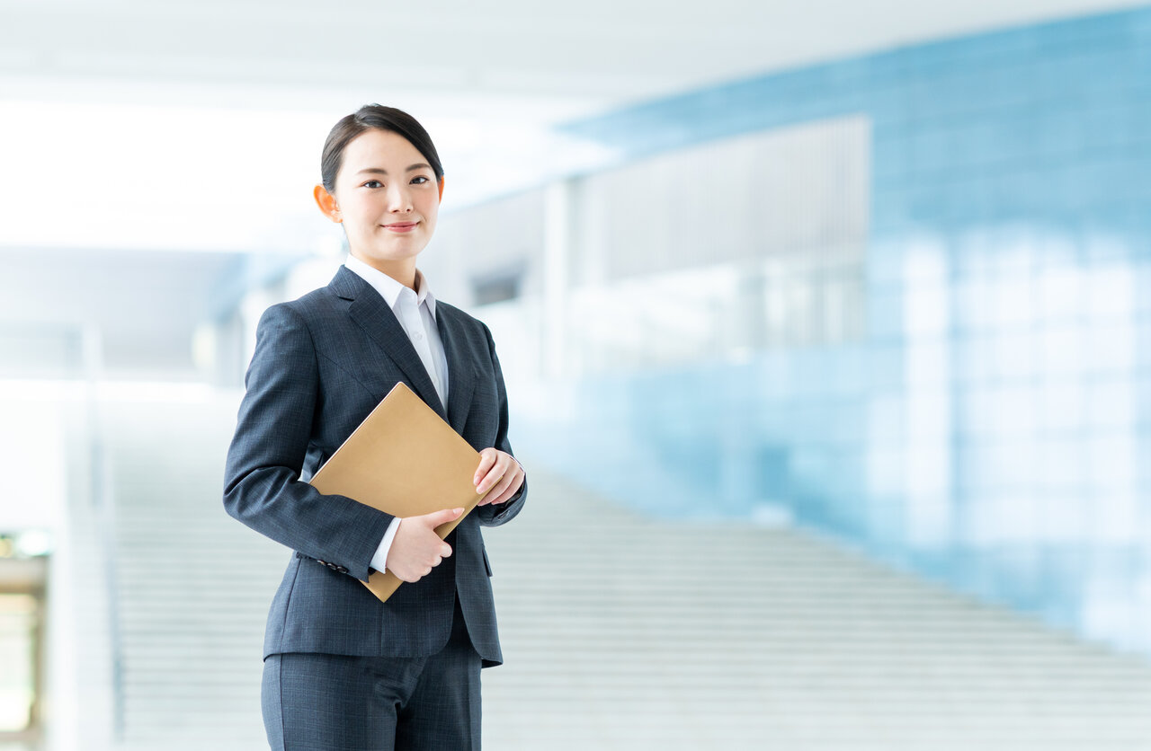 スーツを着ている新社会人