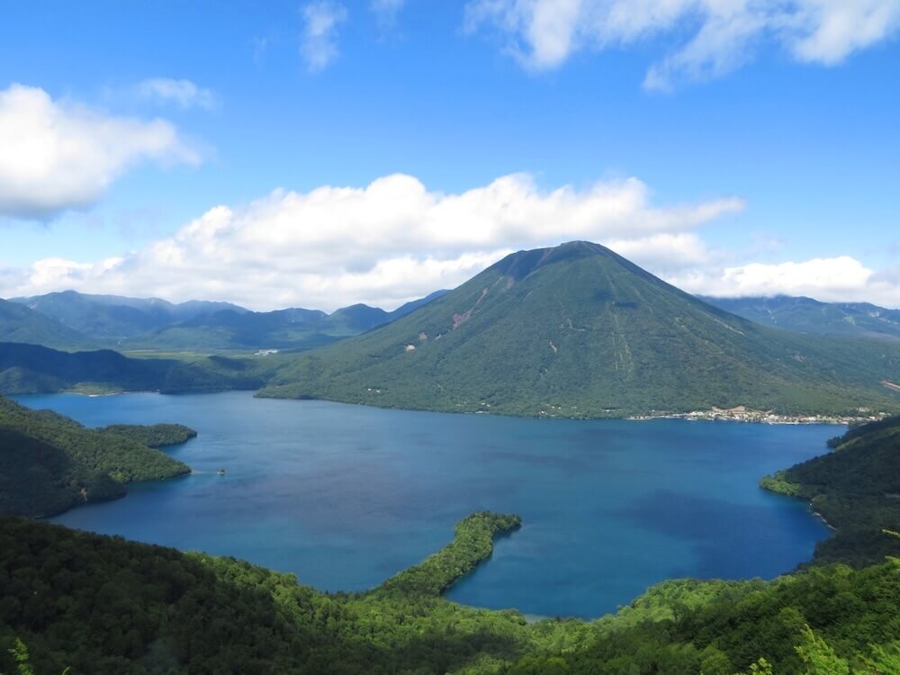 緑が美しい中禅寺湖