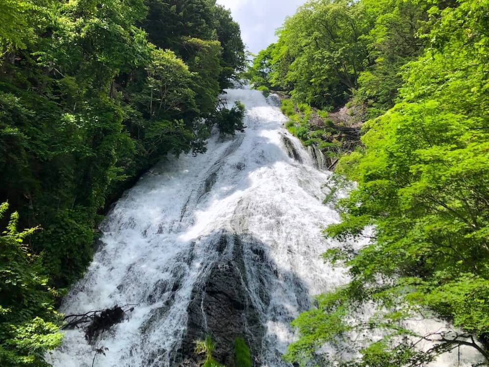 湯ノ湖から水が流れる湯滝