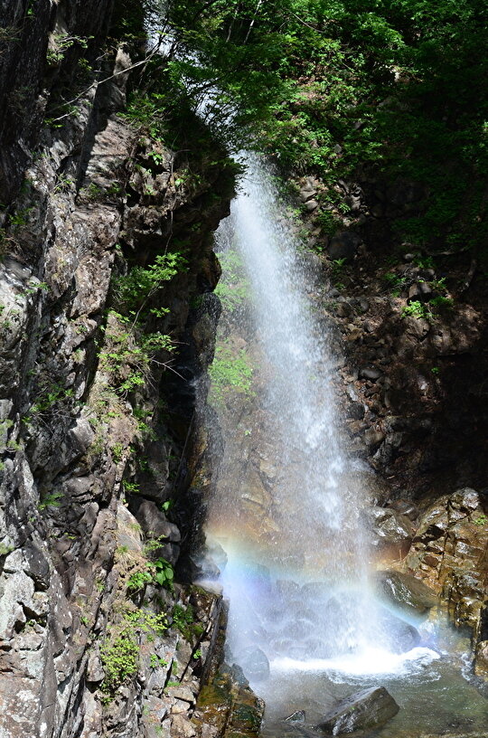 水しぶきで虹がかかる龍王峡
