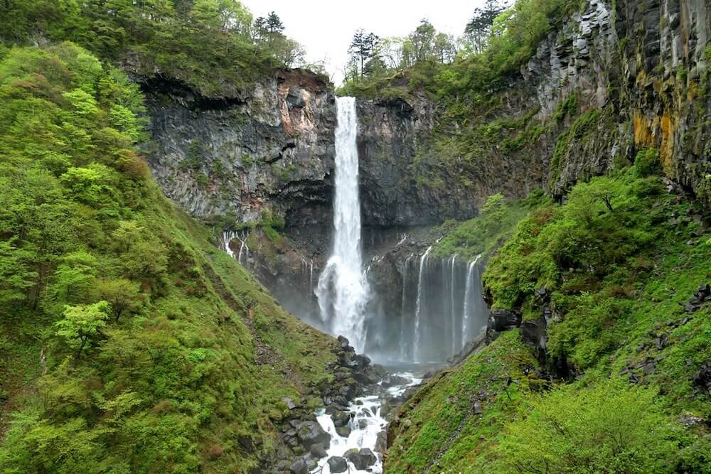 水しぶき弾ける華厳滝
