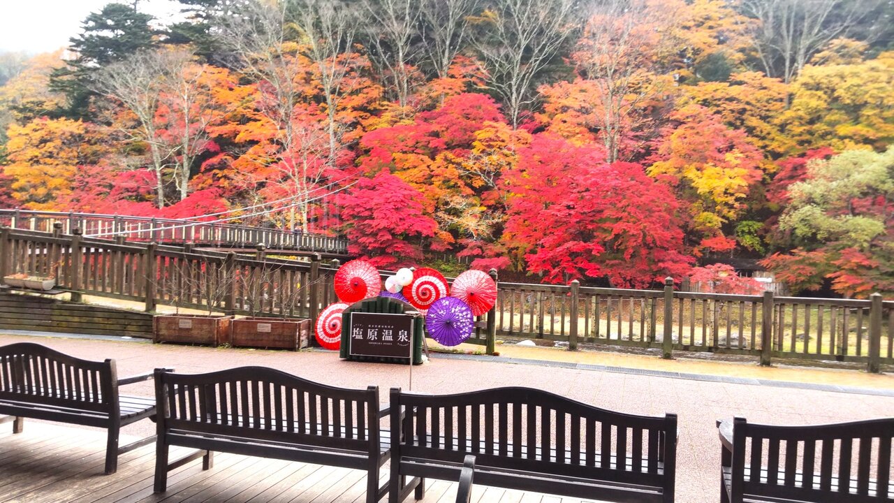 紅葉と塩原温泉の看板