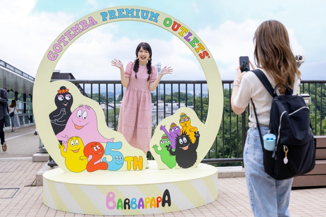 バーバパパのフォトスポットで写真を撮る女性達