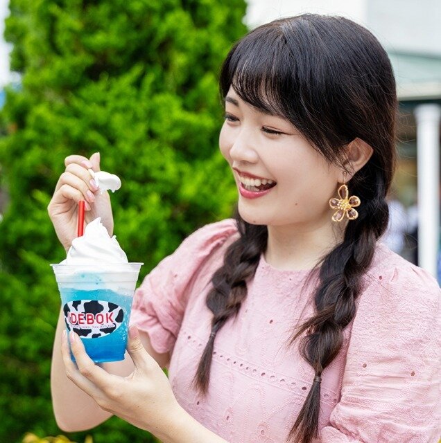 富士山クリームソーダを食べる女性