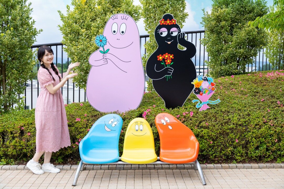 バーバ―パパのフォトスポット横に立つ女性