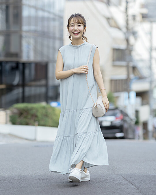 ワンピース×スニーカーコーデの女性