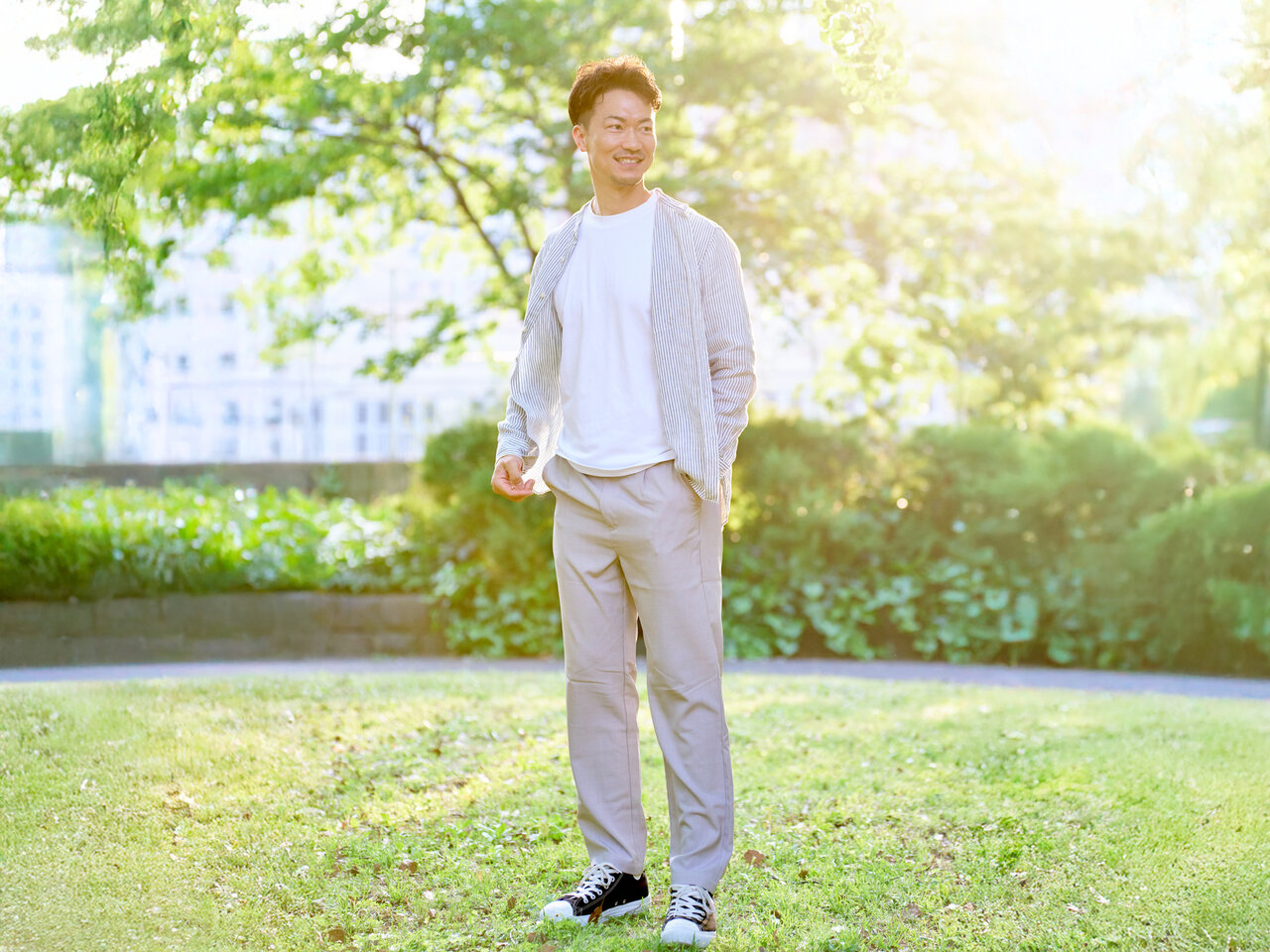 チノパンツ×スニーカーコーデの男性